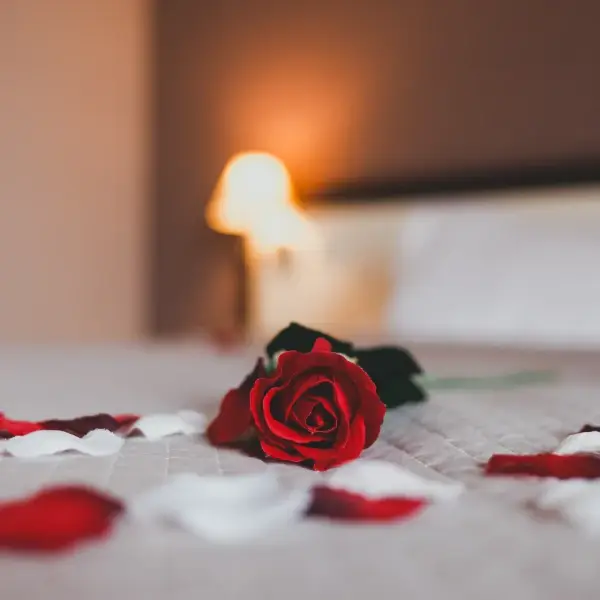 איך להפוך חדר במלון לרומנטי