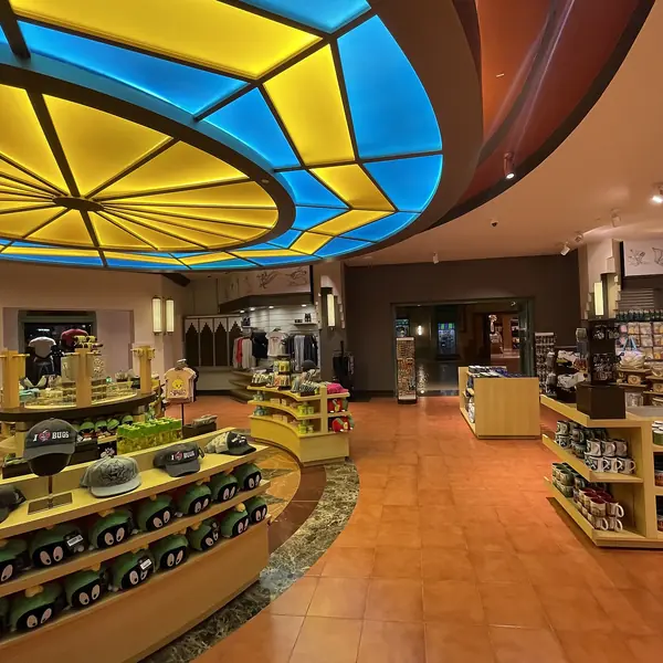 חנות המזכרות בפארק Warner Bros. World באי יאס, אבו דאבי